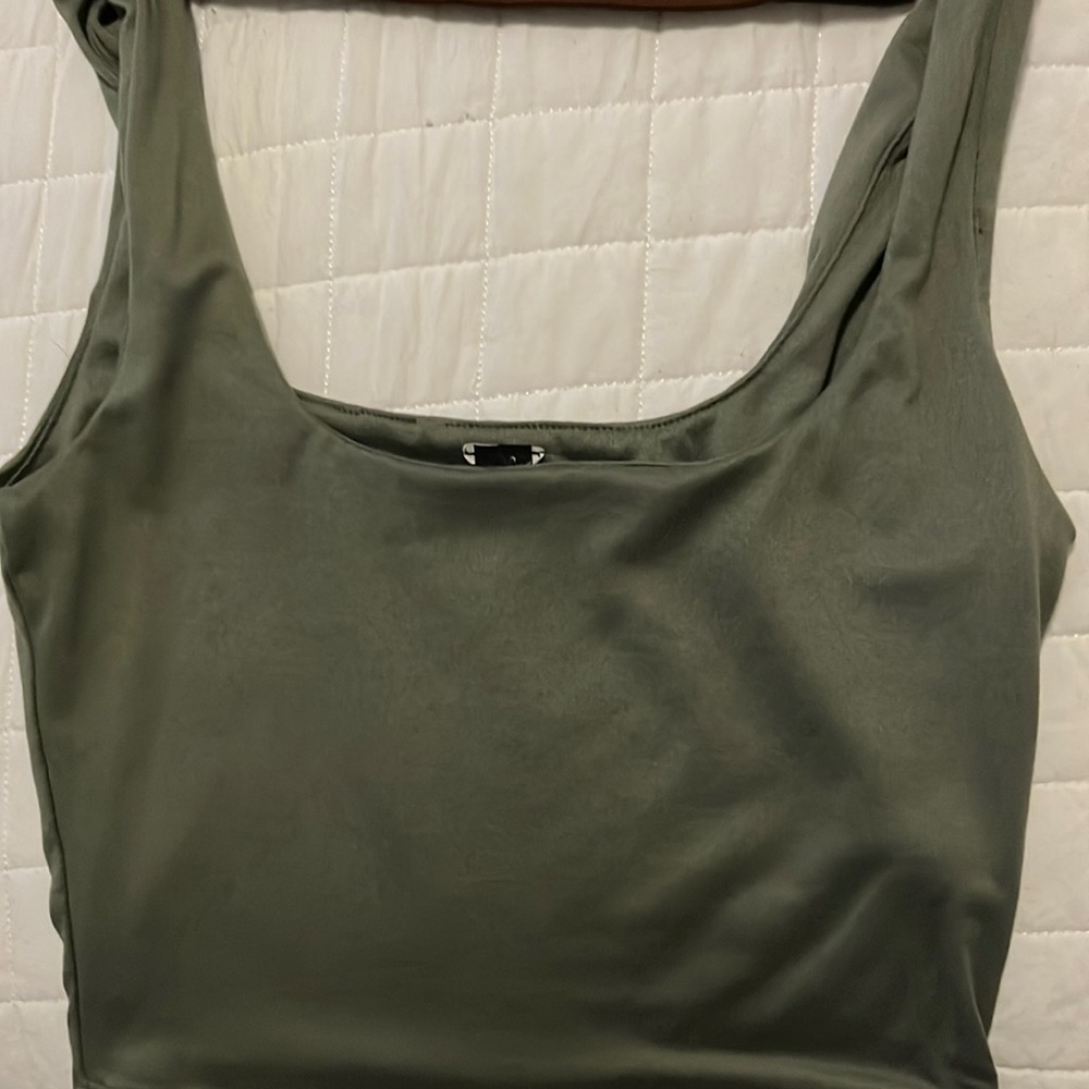 3 Cropped tank tops